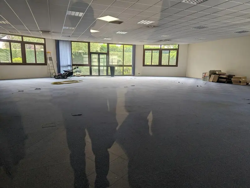 A louer plateaux de bureaux d'environ 1737m² divisibles.