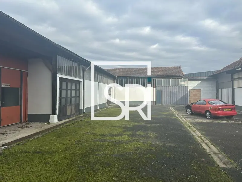 VENTE LOCAL COMMERCIAL AVEC GRAND TERRAIN  - 03200 - VICHY
