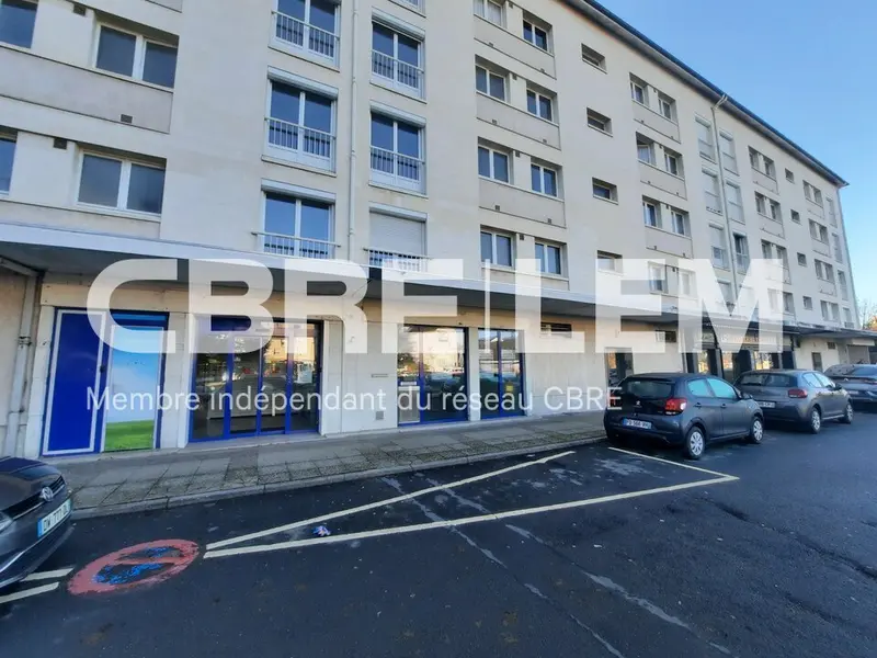 Axe passant - nombreux parkings.