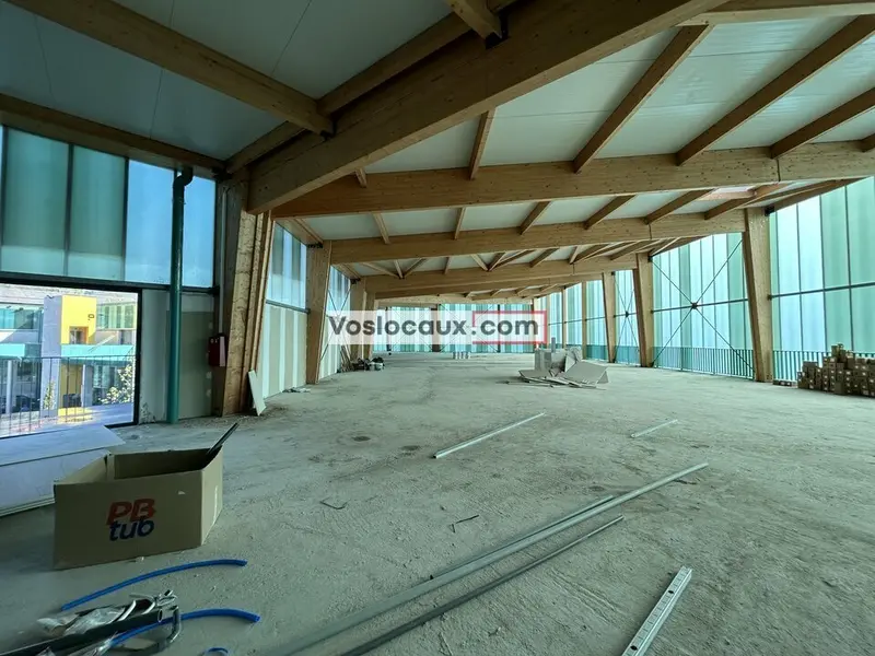 A la location : Local Commercial de 451m² à GRASSE