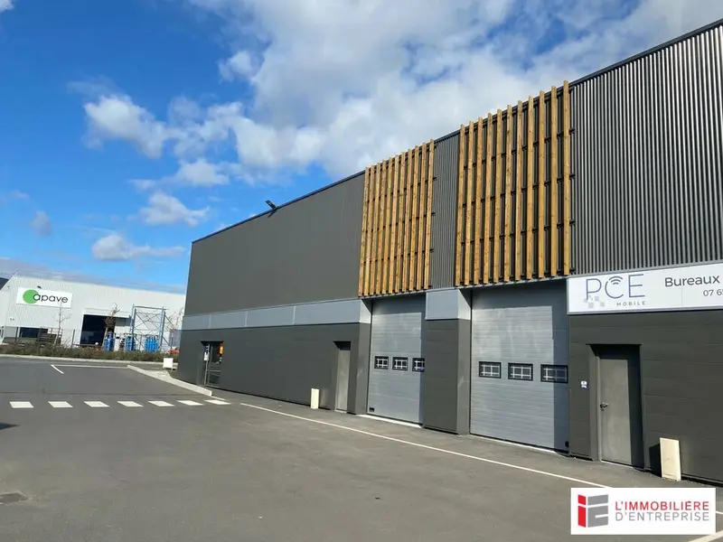 A LOUER LOCAL D'ACTIVITÉ D'UNE SURFACE DE 404 M² PACÉ DANS ZAC