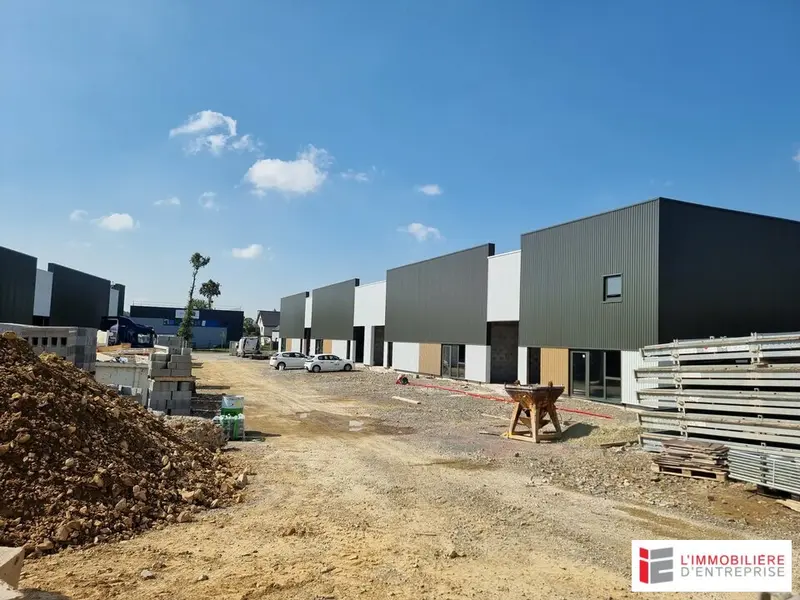 CELLULE D'ACTIVITE 400M² ROUTE DU MEUBLE A LA MEZIERE, NORD DE RENNES