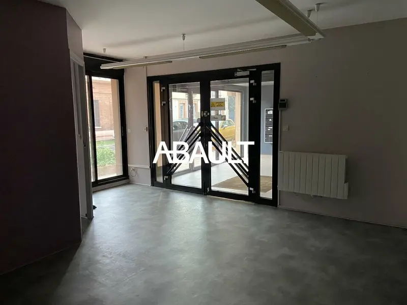 A LOUER LOCAL COMMERCIAL/PROFESSIONNEL EN RDC D'ENVIRON 111 M² BUSCA