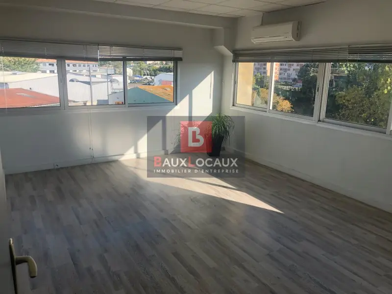 VENTE BUREAU D'ENVIRON 56 m² EN ZONE INDUSTRIELLE