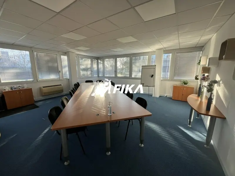 A VENDRE BUREAUX 122,59 m² - (33520) BRUGES