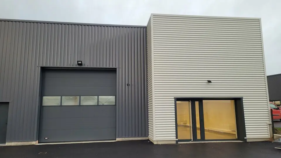 LOCAUX NEUFS A LOUER DANS UNE ZONE EN FORT DEVELOPPEMENT.