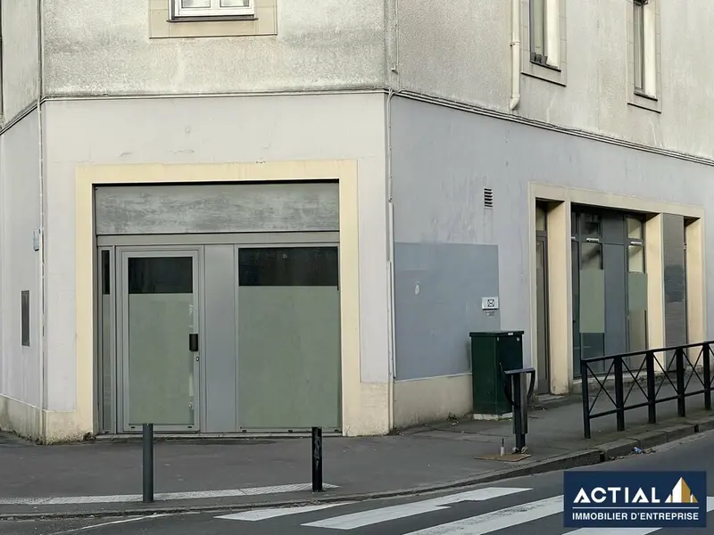 LOCAL COMMERCIAL AVEC VITRINE D'ANGLE VISIBILITE SUR AXE PASSANT