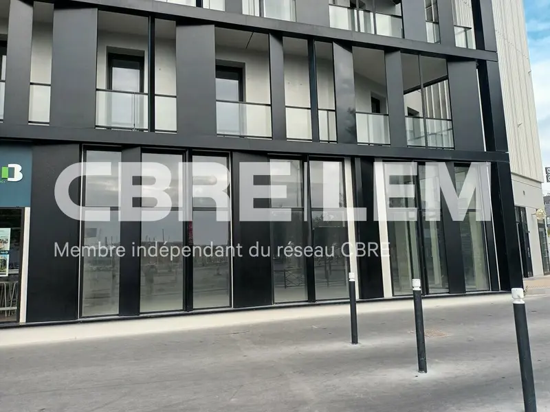 Proche Gare sur axe très passant