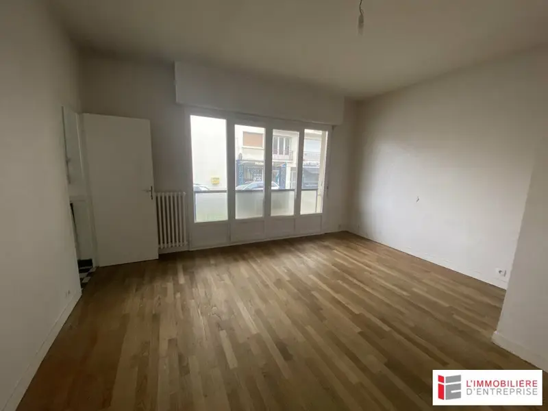 BUREAUX 75M² CENTRE DE RENNES + 1 BOX FERME