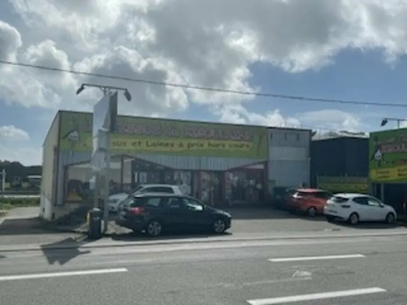 A LOUER - VANNES OUEST - ZONE COMMERCIALE