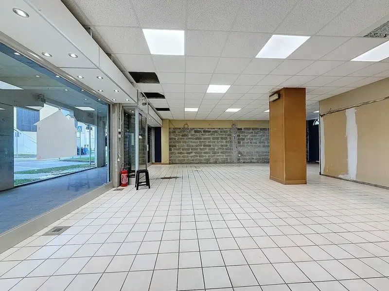 A louer Local commercial  90.3m² Boos