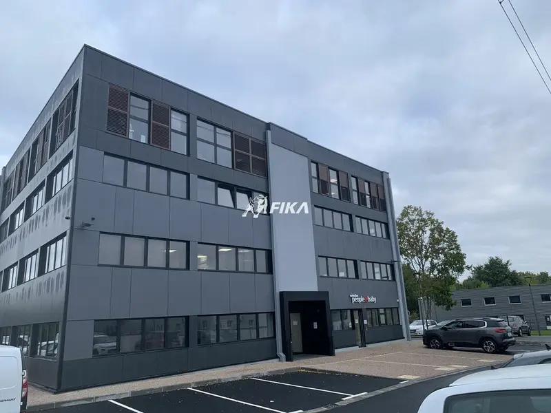 A LOUER BUREAUX 279,64 m² - (33370) TRESSES