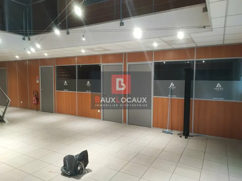 BUREAUX EQUIPES DE 105 m² AU RDC D'UN BATIMENT TERTIAIRE