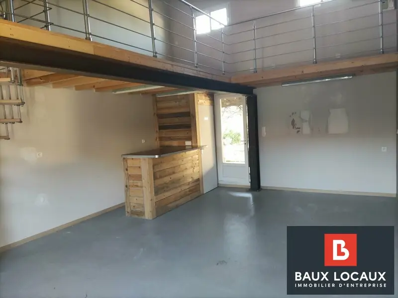 LOCAL COMMERCIAL OU BUREAUX D'ENVIRON 34 m² BELLE VISIBILITE