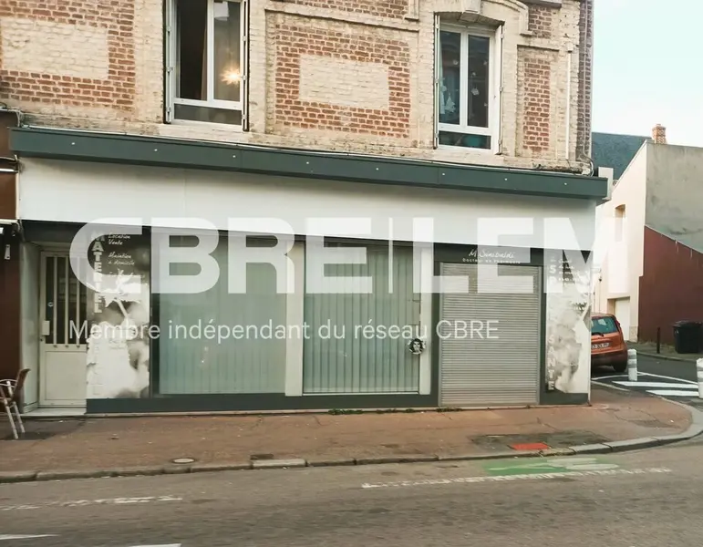 Local commercial ou bureaux d'angle sur axe passant.