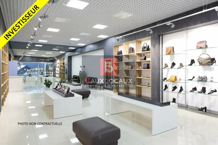 MURS OCCUPES PAR ENSEIGNE DE PRET A PORTER ET ACCESSOIRES FEMININ