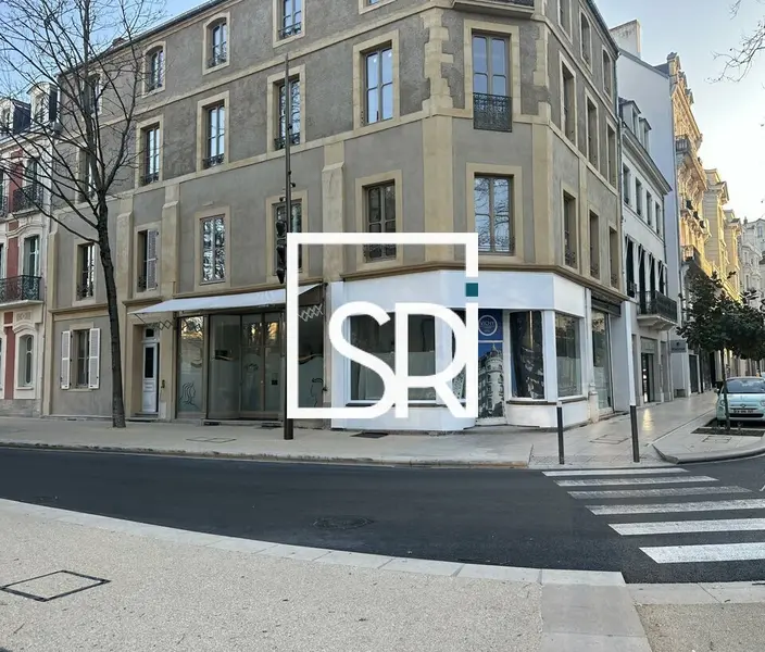 LOCATION LOCAL COMMERCIAL D'EXCEPTION DE 100 M² - 03200 VICHY