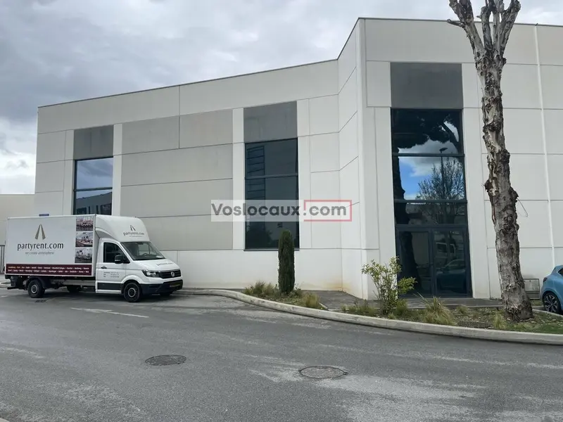 Local d'activité de 350 m2 à louer zone commerciale MOUGINS