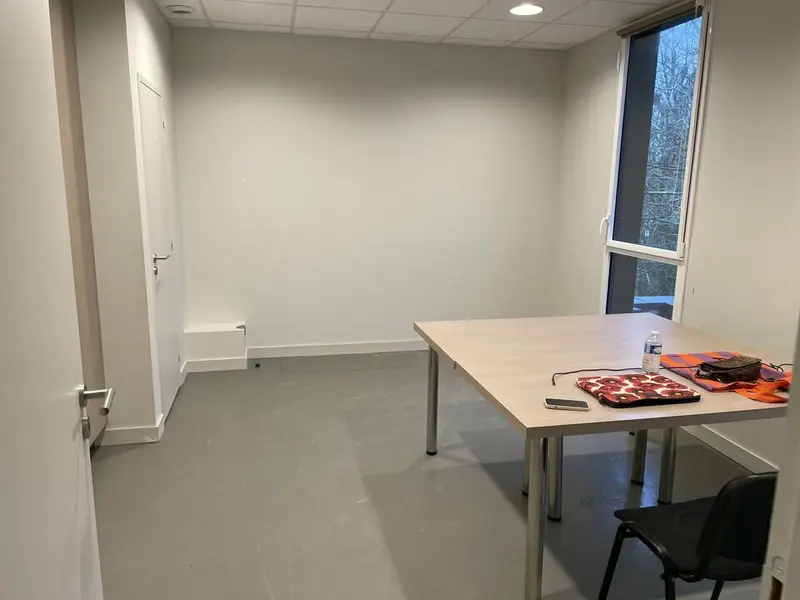 A VENDRE - BUREAUX - GUIPAVAS 
