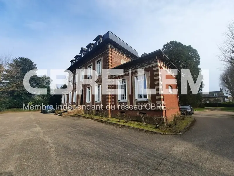BELLE MAISON DE MAITRE SUR PARC / NOMBREUX PARKINGS.