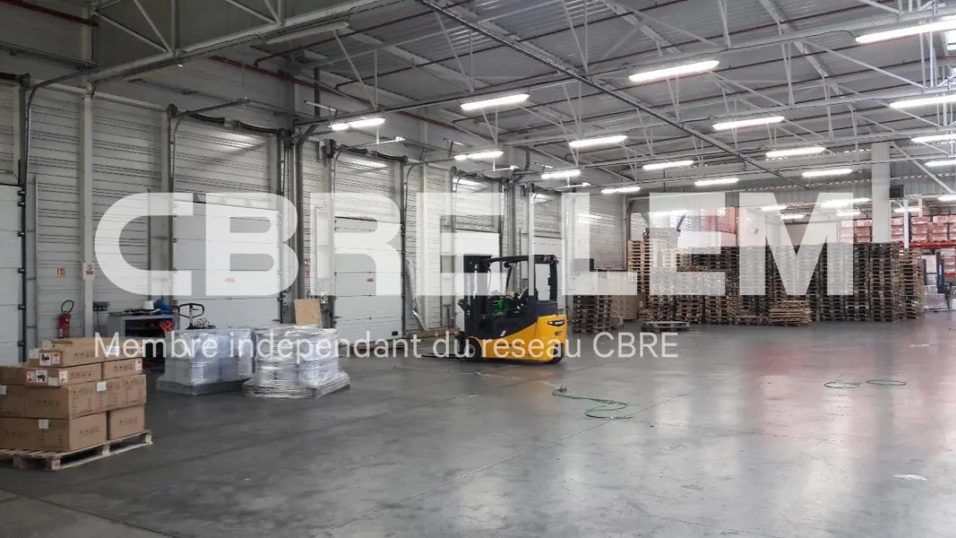 Bel entrepôt avec bureaux, idéalement placé, équipé de quais.