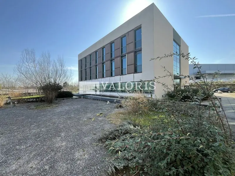 Jolie copropriété bien entretenue.