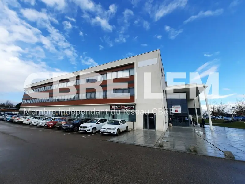 Bureaux avec accès direct sur parking. 