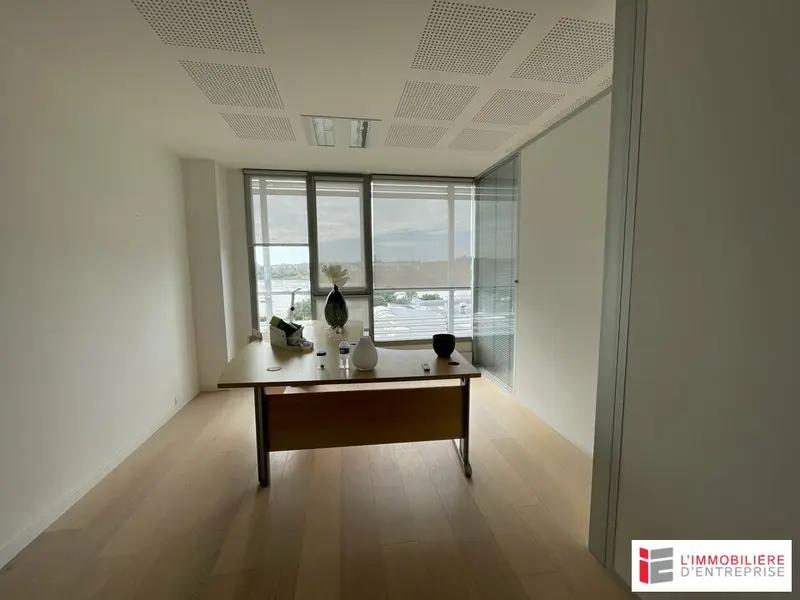 BUREAUX AMENAGES - VUE SUR LA RADE