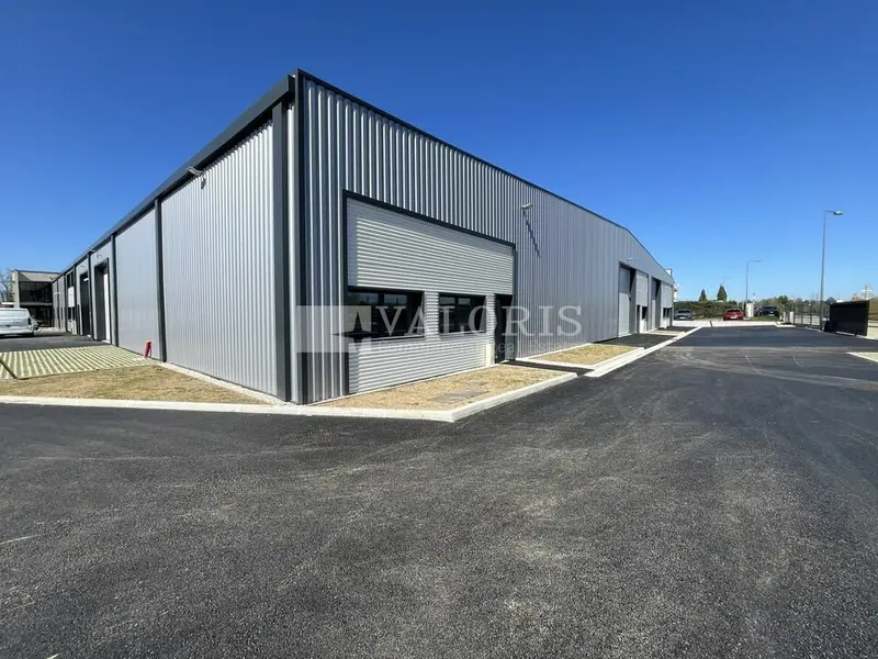 A louer Locaux d'activité 1013.9m² Genas