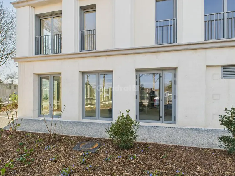 A louer Local commercial  94.42m² Mantes-la-Ville