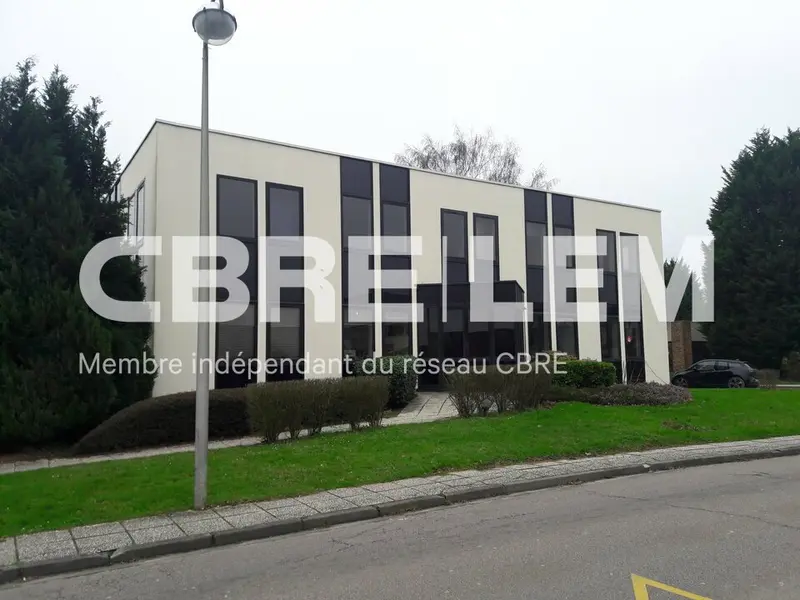 Bureaux cloisonnés - Très bon état - Fibre optique.