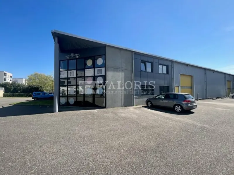A louer Locaux d'activité 898m² Vaulx-en-Velin
