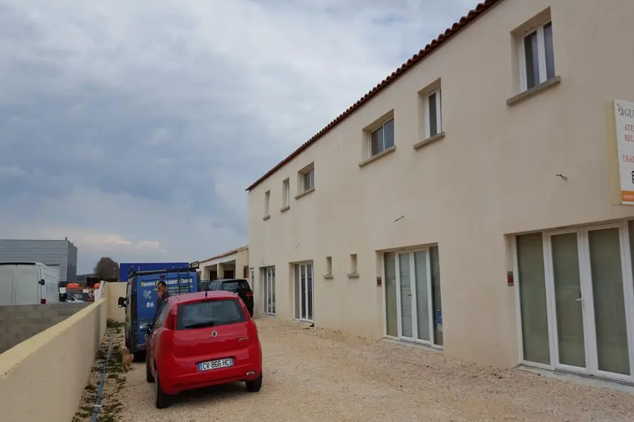 BUREAU RENOVE  AVEC PARKING PRIVATIF