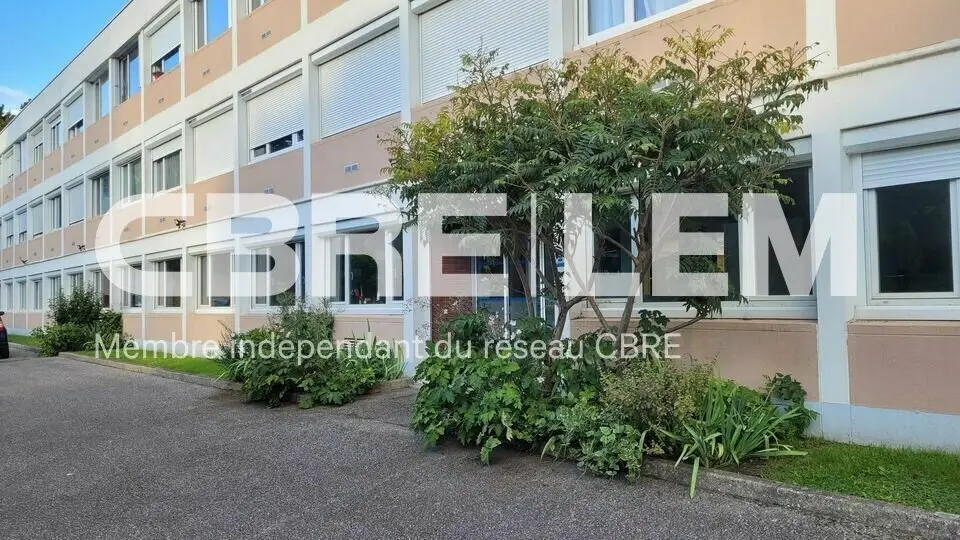 BUREAUX AVEC ESPACES PARTAGES EN TRES BON ETAT.