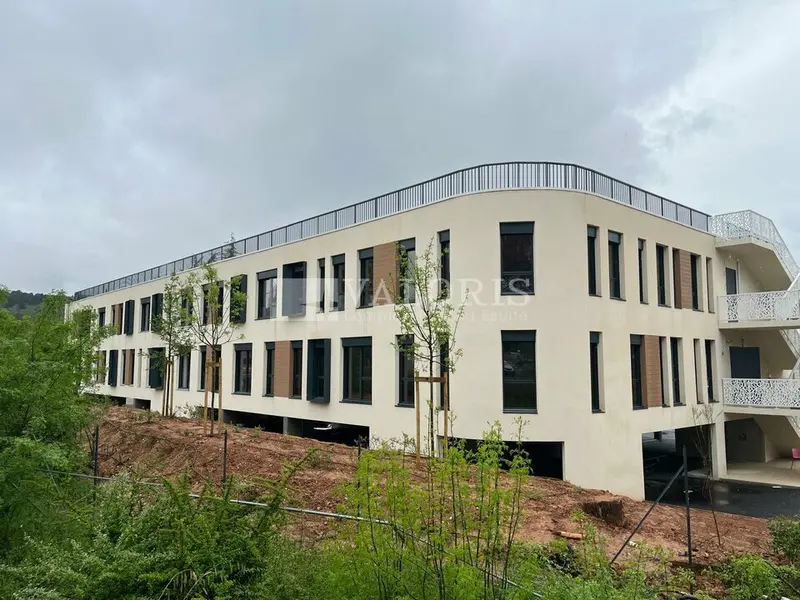 A louer Bureaux 1200m² Meyreuil