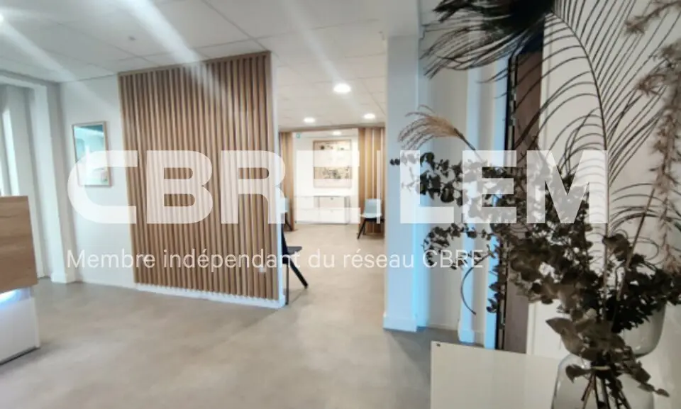 TRES BEAUX LOCAUX PROFESSIONNELS NEUFS A VENDRE.