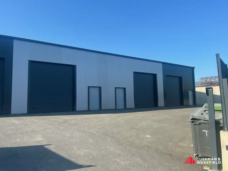 Bâtiment d'activité à louer visibilité RN 89