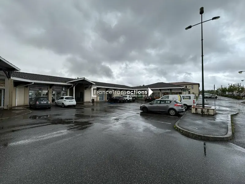 A LOUER LOCAL COMMERCIAL 200 m² LAPEYROUSE-FOSSAT