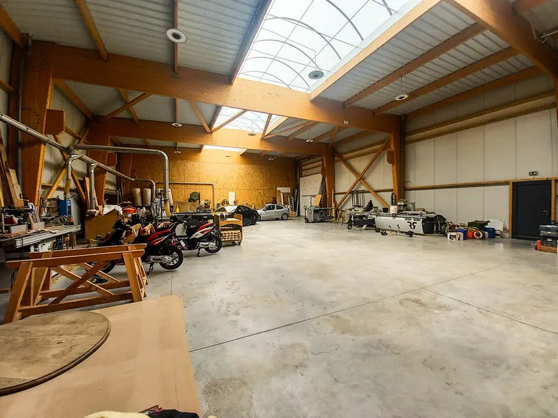 A LOUER OU A VENDRE - Bâtiment récent - Bel espace extérieur.