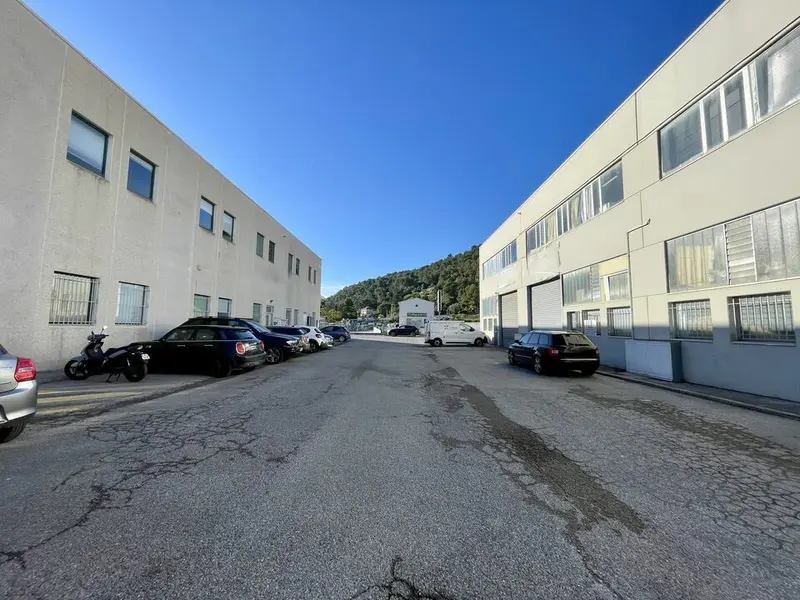 A louer Locaux d'activité 1105m² Saint-Jeannet