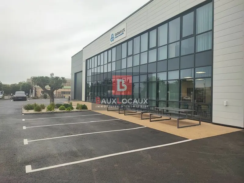 LOCAUX ACTIVITES NEUF AVEC BUREAUX HAUT DE GAMME 