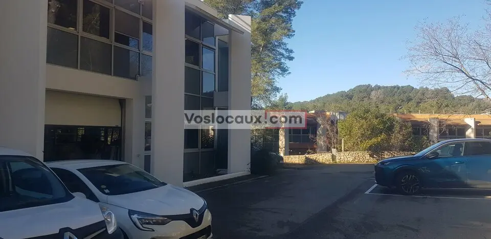 A la location : Bureaux/Local d'activité de 1 330m² à Sophia-Antipolis