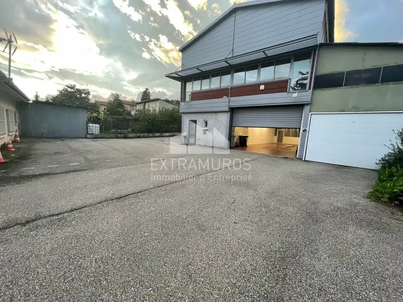 A vendre : Local d'activités de 180m² rénové 