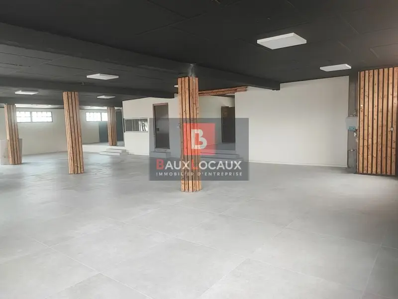 LOCAL PROFESSIONNEL OU COMMERCIAL D'ENVIRON 350 m²