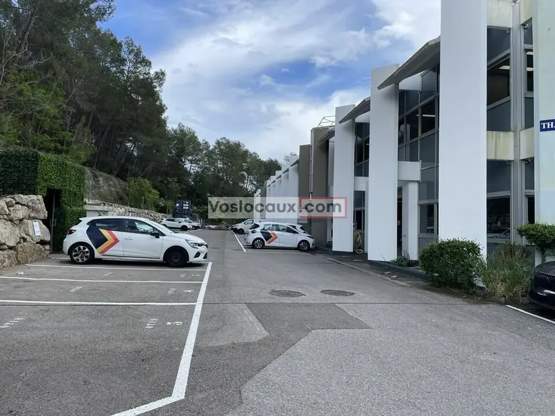A la location : Bureaux/Local d'activité de 704m² à Sophia-Antipolis