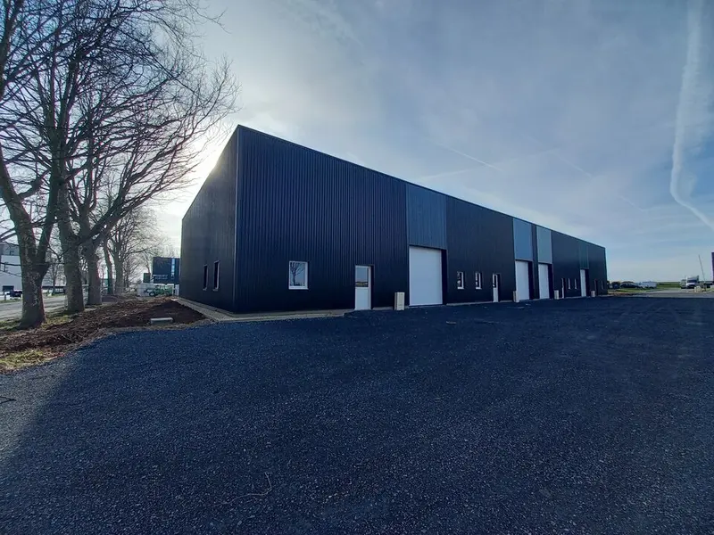A VENDRE OU A LOUER - LOCAL NEUF + PARKING.