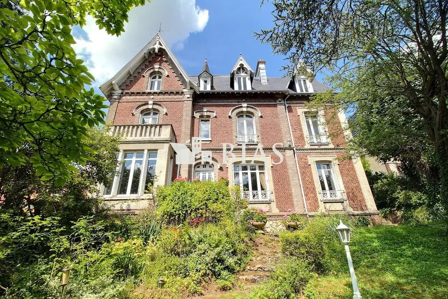 BELLE MAISON BOURGEOISE