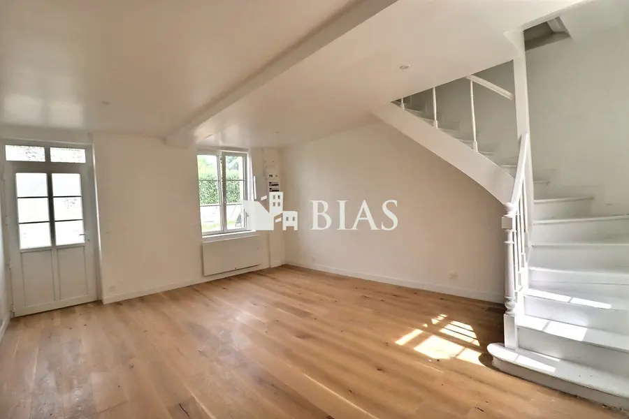 MAISON DE BOURG PROCHE COMMERCES ET ECOLES