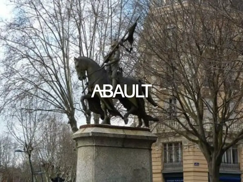 A VENDRE DROIT AU BAIL LOCAL COMMERCIAL JEANNE D'ARC D'ENVIRON 53 M² 