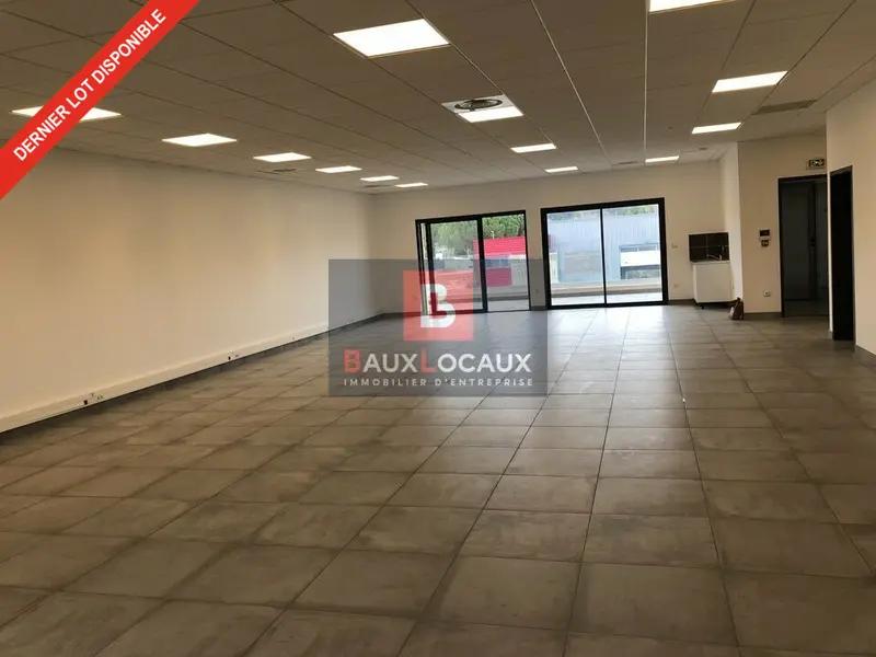 A LOUER SUPERBE LOCAL D ACTIVIE MIXTE SUR BOUC BEL AIR DE 284M2